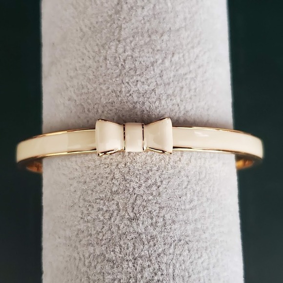 Kate‎ Spade Take A Bow Bangle Bracelet Cream Enamel On Goldplate - Picture 1 of 6